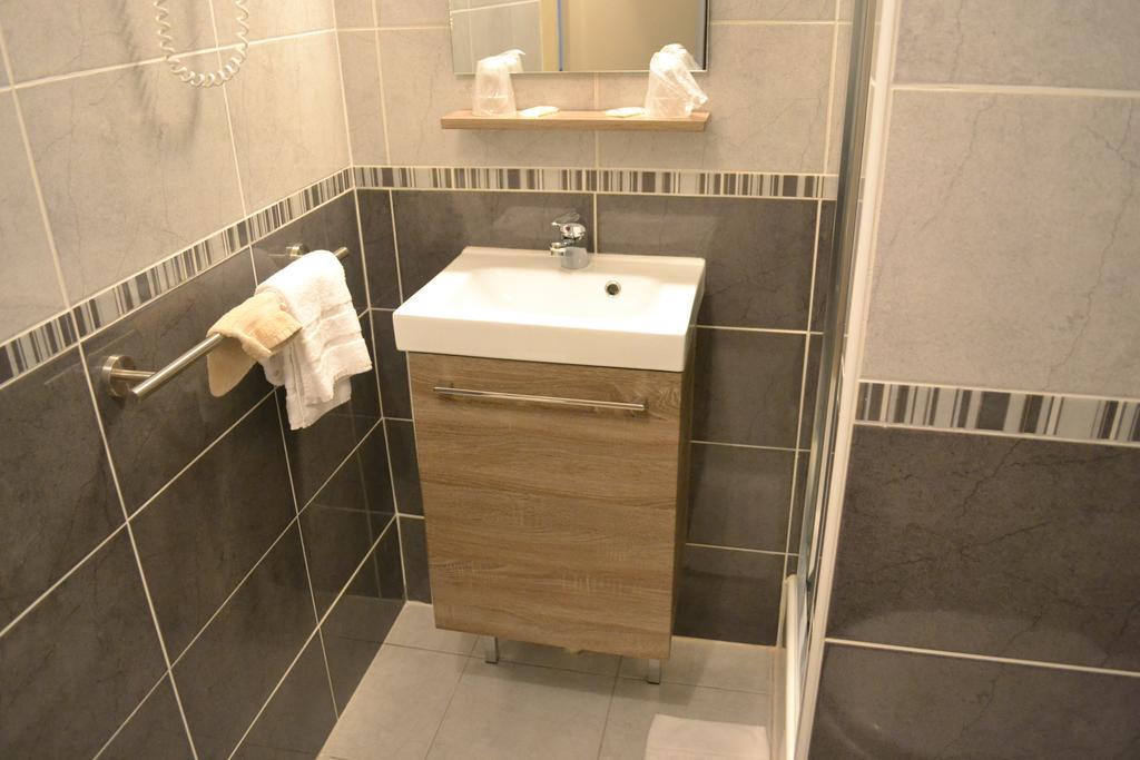 Logis-Hotel & Restaurant Le Carnot Bolbec Szoba fotó